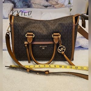 Michael kors medium size crossbody